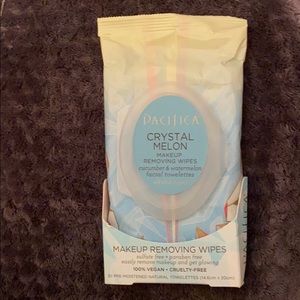 Makeup removing wipes